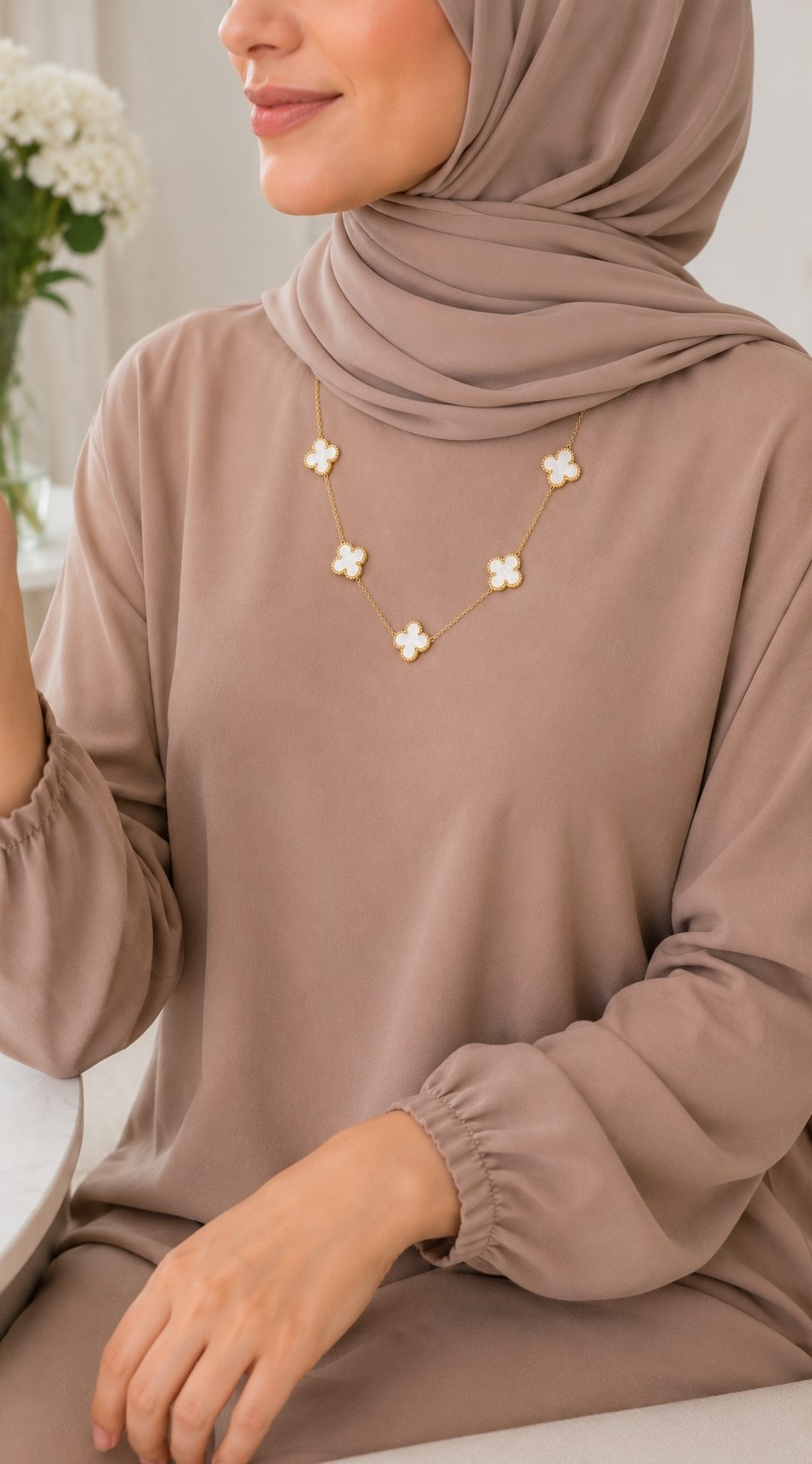 14 Ayar Altın Kaplama Beyaz Yonca Detaylı Çelik Kolye - Görsel 2